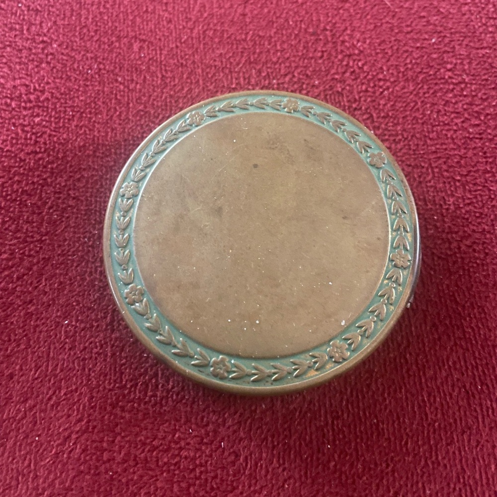 1925 Antique Djer Kiss France Gold With Green Trim Flower Inlay Powder Compact W